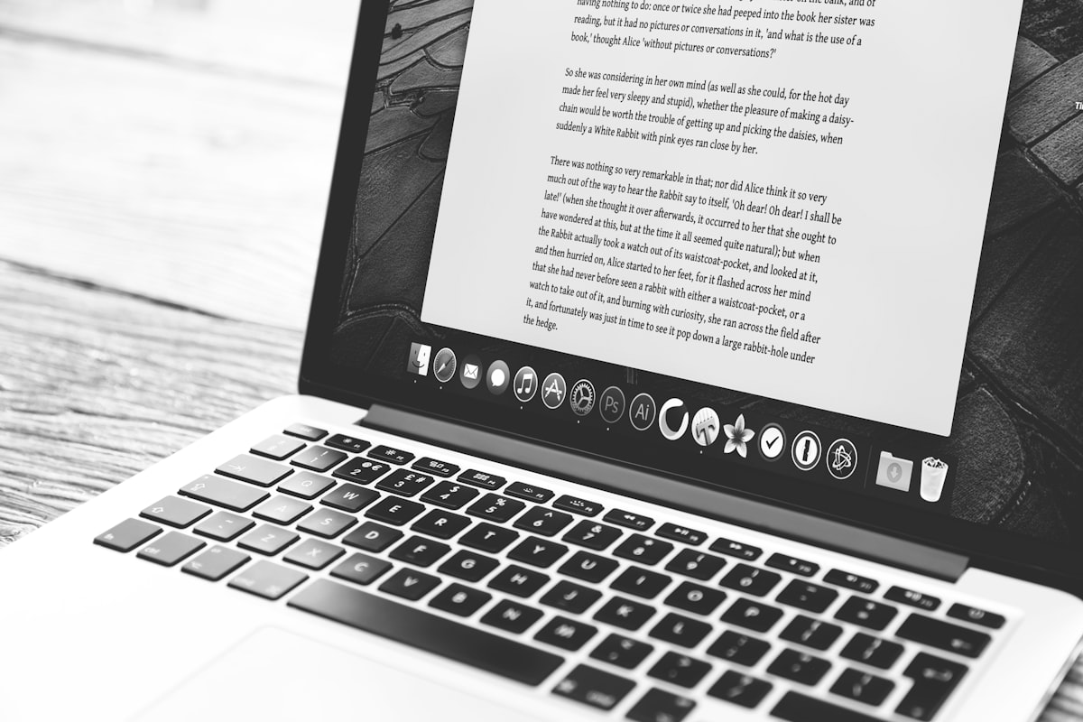 노트북 화면에 PDF 문서가 열려 있는 모습